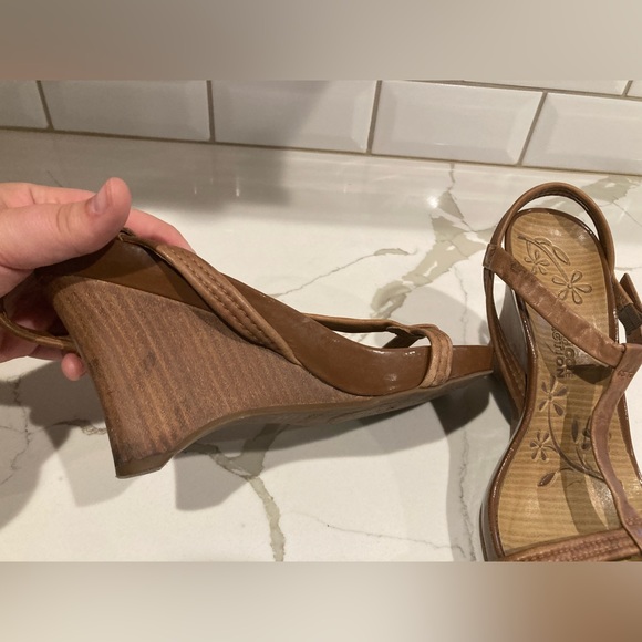 Women Kenneth Cole reaction brown tan wedge leather sandal shoe heel cork 7.5 - Picture 7 of 16